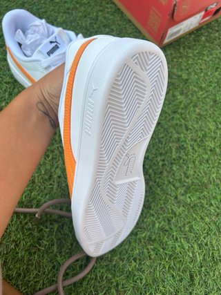 Zapatillas Puma Blancas con Detalles Naranja