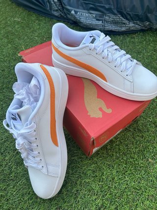 Zapatillas Puma Blancas con Detalles Naranja