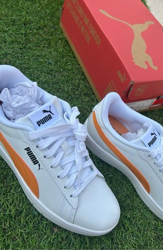 Zapatillas Puma Blancas con Detalles Naranja