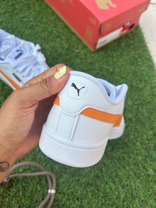 Zapatillas Puma Blancas con Detalles Naranja