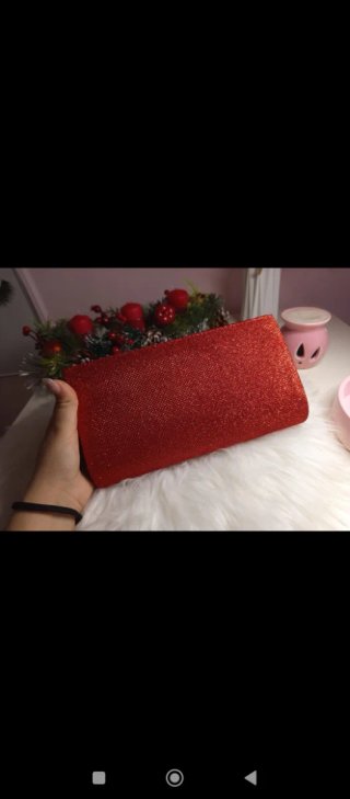 Pochette rossa  satinata con pieghe scintillanti