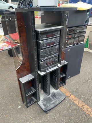 Mueble equipo de música y altavoces