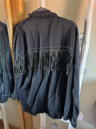 Chaqueta vaquera negra con flecos