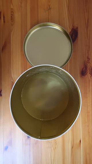 Caja metálica decorada con zorros