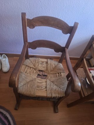 Mecedora de madera con asiento de esparto
