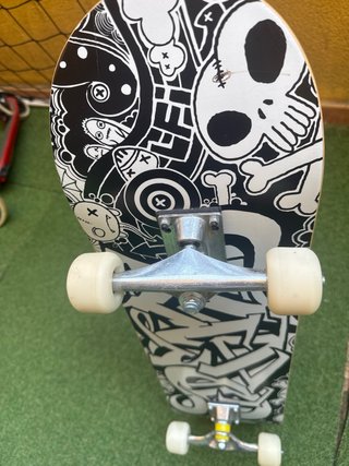 Patineta con diseño graffiti