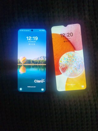 Un móviles Samsung negros y plateados