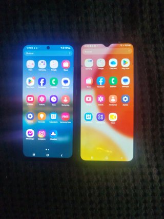 Un móviles Samsung negros y plateados