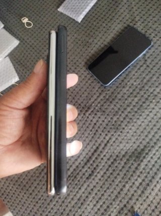 Un móviles Samsung negros y plateados