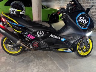 Yamaha Tmax 530  Negra y Amarilla tengo otro juego