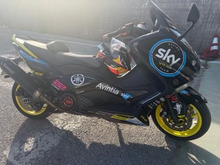 Yamaha Tmax 530  Negra y Amarilla tengo otro juego