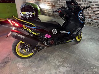 Yamaha Tmax 530  Negra y Amarilla tengo otro juego