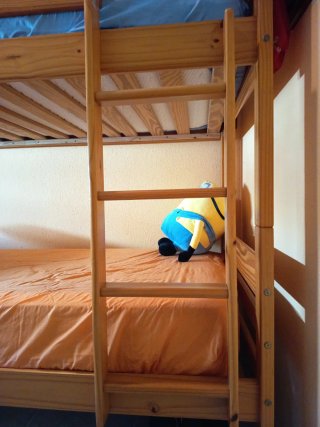 Letto a castello in legno non agglomerato. Nuovi materassi in lattice