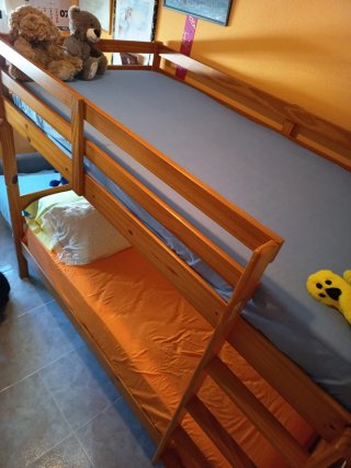 Letto a castello in legno non agglomerato. Nuovi materassi in lattice