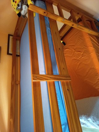 Letto a castello in legno non agglomerato. Nuovi materassi in lattice