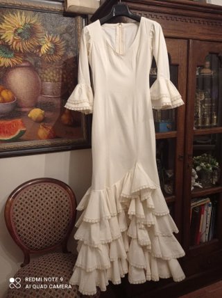 Traje Flamenca Blanco con Mantón