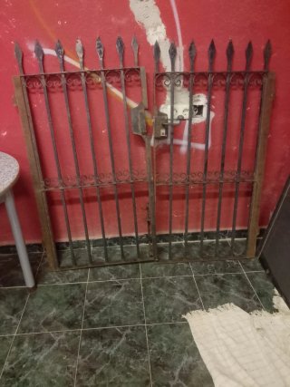 Puertas de hierro dobles