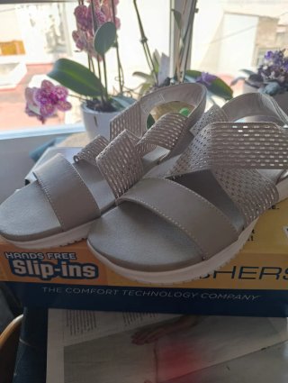 Sandalias Skechers Beige y Plateadas