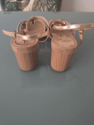 Sandalias doradas T-Strap