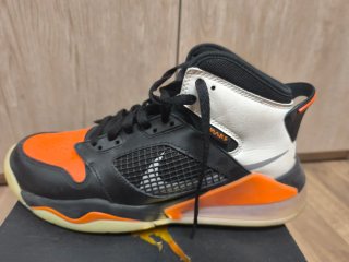 Zapatillas Jordan Negras y Naranjas