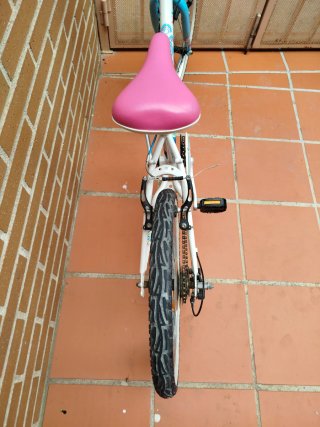 Bicicleta niña Btwin blanca y azul
