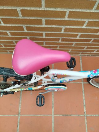 Bicicleta niña Btwin blanca y azul