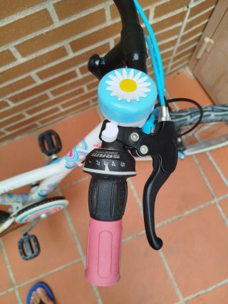Bicicleta niña Btwin blanca y azul