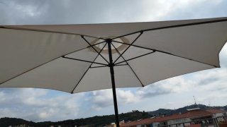 Sombrilla grande para terraza o jardín.