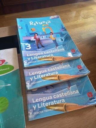 Se venden libros de texto de 3 de primaria