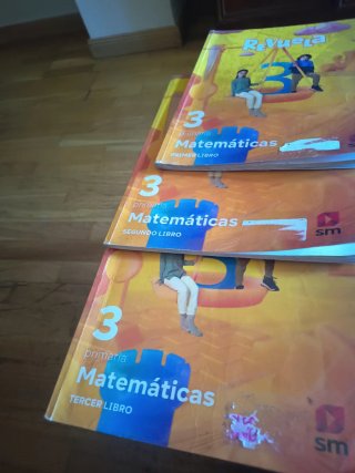 Se venden libros de texto de 3 de primaria
