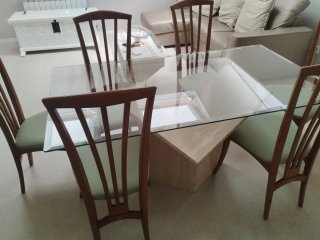Elegante Mesa comedor y auxiliar mármol y cristal