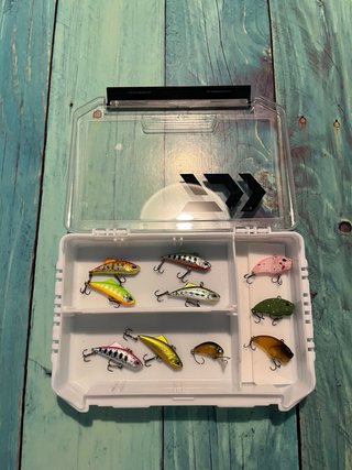 Caja de señuelos de pesca