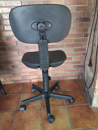 Silla de escritorio negra cómoda