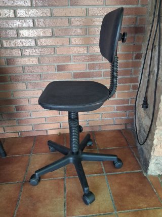 Silla de escritorio negra cómoda