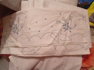 Sábanas de algodón bordadas.