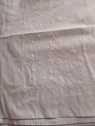 Sábanas de algodón bordadas.