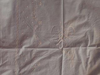 Sábanas de algodón bordadas.