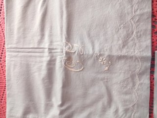 Sábanas de algodón bordadas.