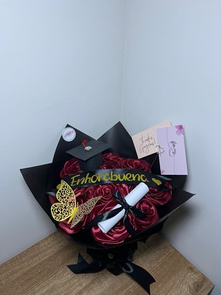 Ramo de graduación con birrete y diploma