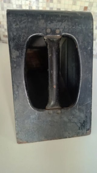 Cuña metálica para calzar ruedas