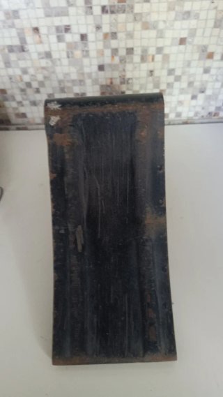Cuña metálica para calzar ruedas