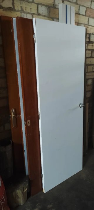 Puertas de madera y blancas