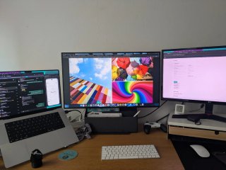 Scrivania con 3 monitor e portatile