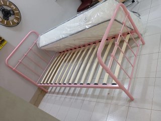 Cama individual rosa con colchón