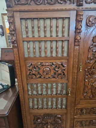 Mueble despacho renacentista tallado