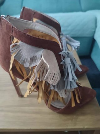 Sandalias tacón con flecos