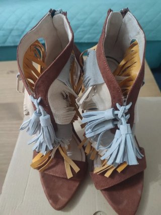 Sandalias tacón con flecos