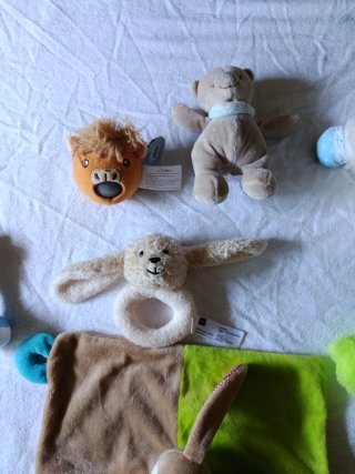 Lote peluches y sonajero bebé
