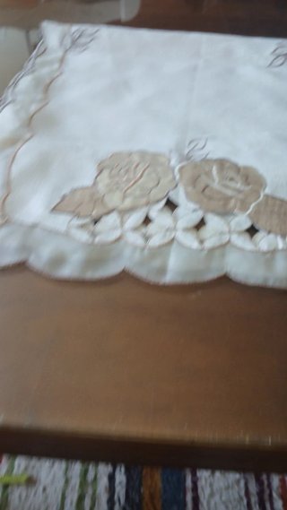 Tapete de mesa beige y marrón con flores