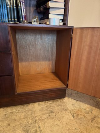 Mueble de salón de madera marrón